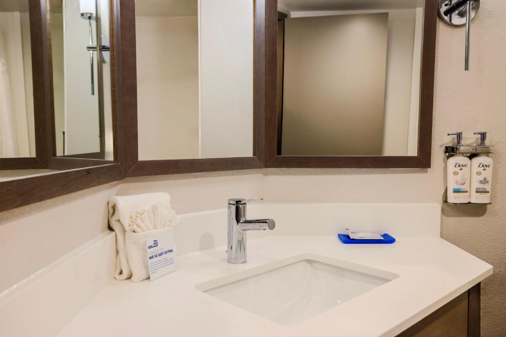 Holiday Inn Express Burlington By Ihg Exterior foto