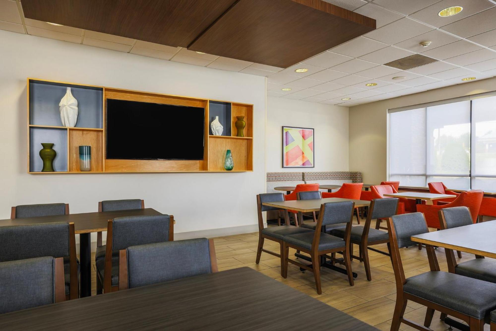 Holiday Inn Express Burlington By Ihg Exterior foto
